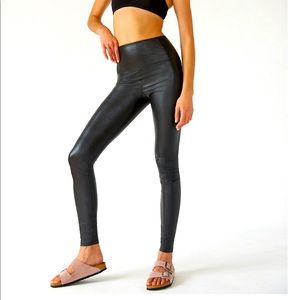 XS Daria pant Wilfred leather leggings from Aritzia